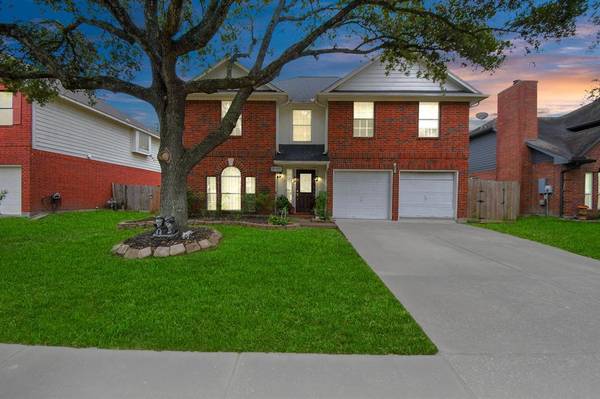 2815 Sailors Moon DR, Friendswood, TX 77546