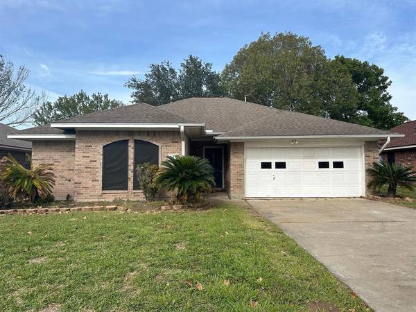 128 Papaya ST, Lake Jackson, TX 77566