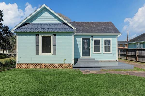 517 E Mulberry ST, Angleton, TX 77515