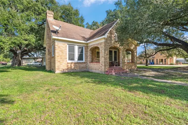 504 W Prairie AVE, Eagle Lake, TX 77434