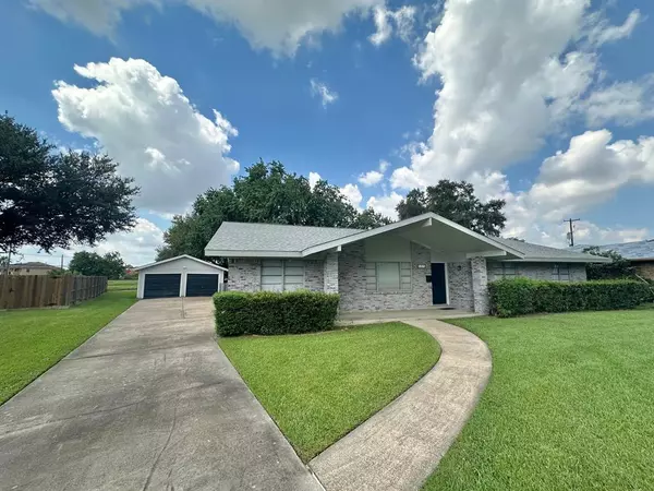 685 Birchwood DR, Port Neches, TX 77651