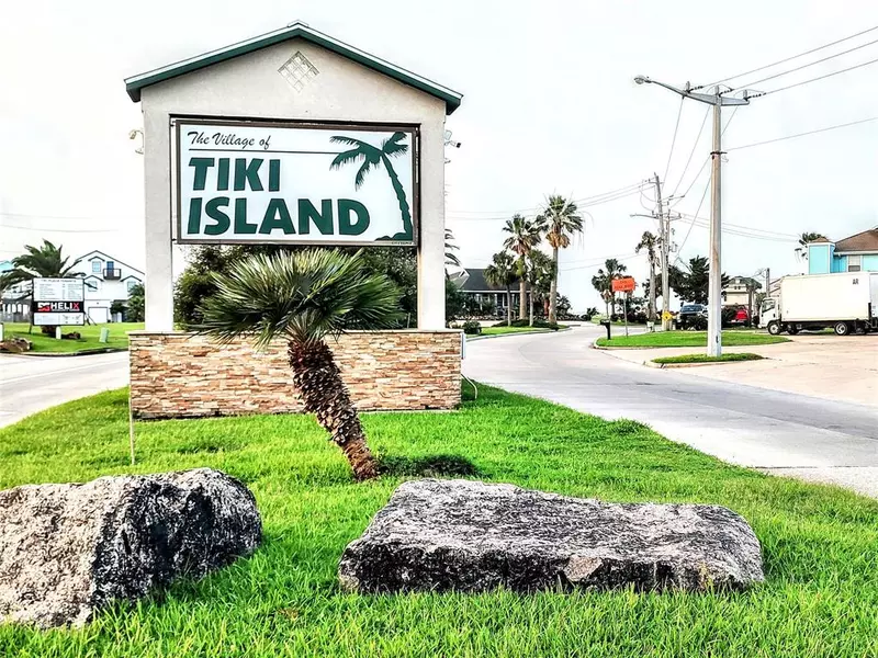 143 Bora Bora DR, Tiki Island, TX 77554