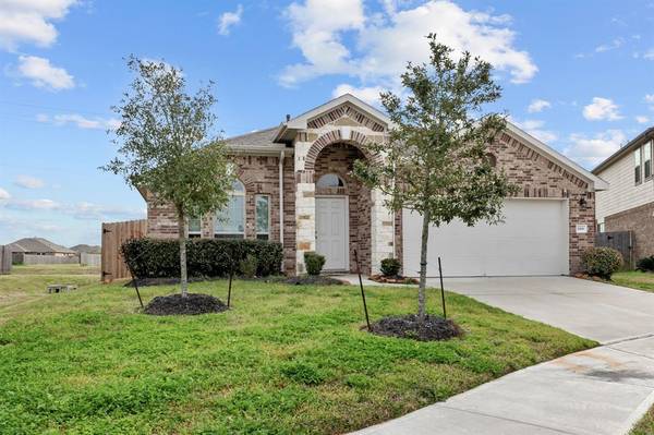 689 Forest Bend LN, La Marque, TX 77568