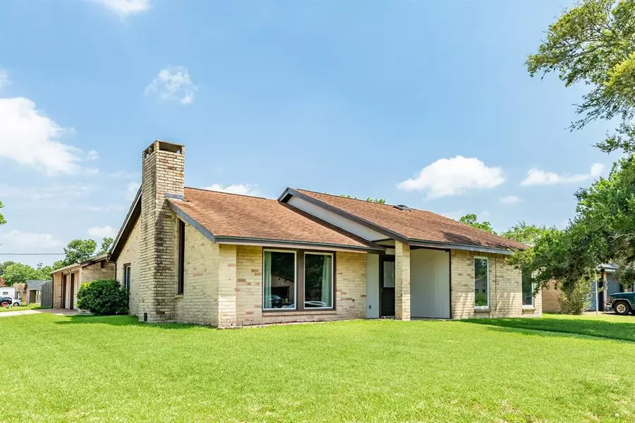 208 Hickory ST, Lake Jackson, TX 77566