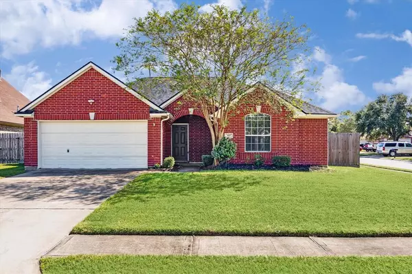 397 Sherandoe LN, Alvin, TX 77511