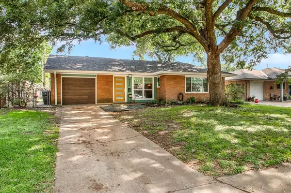 5230 Libbey LN, Houston, TX 77092