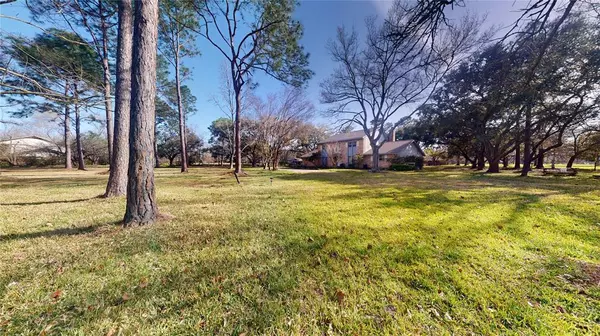 30 Windsong LN, Friendswood, TX 77546