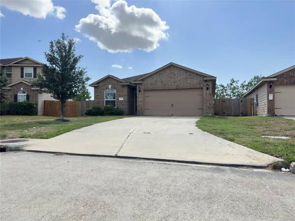 2722 Tracy LN, Highlands, TX 77562