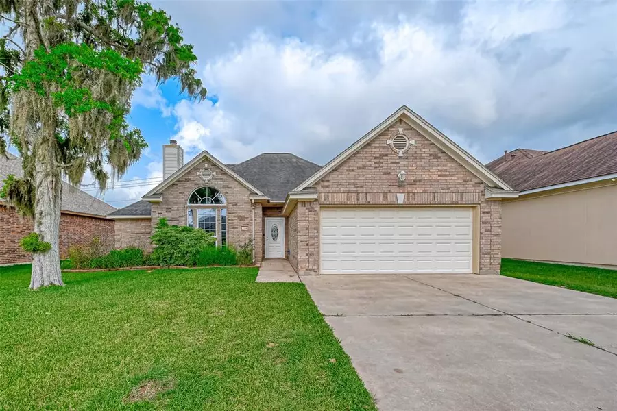 204 Majestic Oak CIR, Lake Jackson, TX 77566