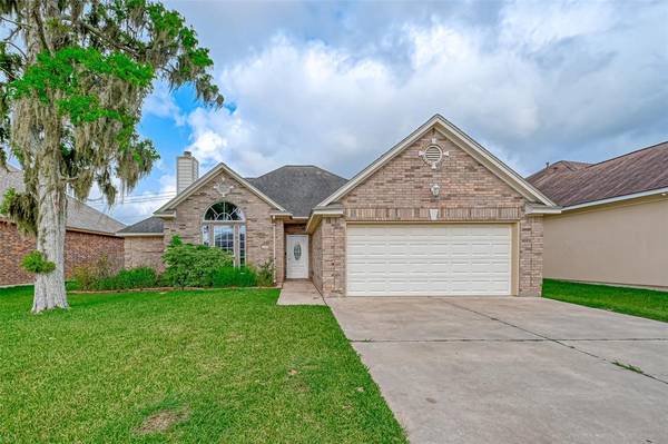 204 Majestic Oak CIR, Lake Jackson, TX 77566