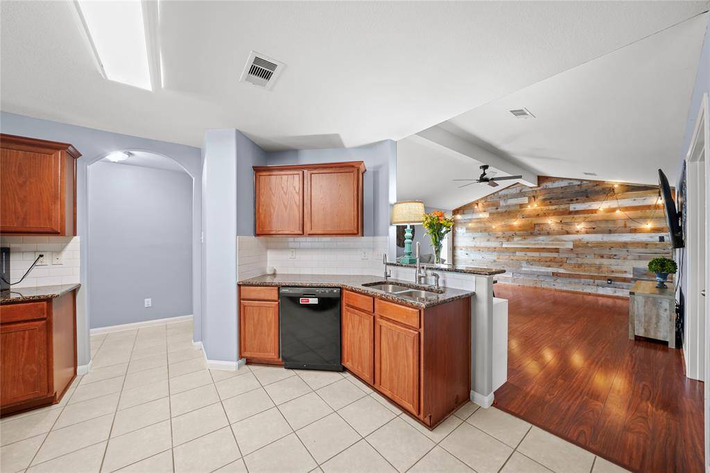 9822 Garnet Springs DR, Iowa Colony, TX 77583