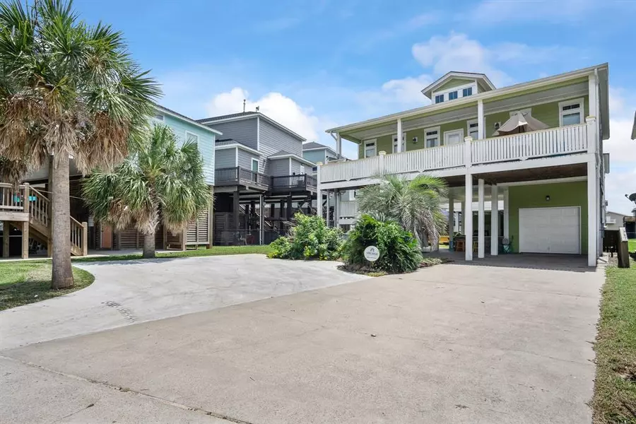 907 Tidelands DR, Crystal Beach, TX 77650