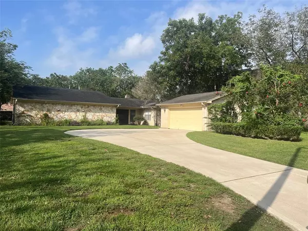 712 Penn DR, Friendswood, TX 77546