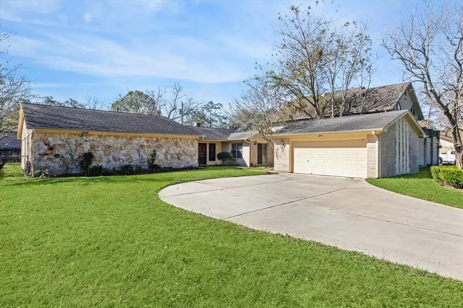 712 Penn DR, Friendswood, TX 77546