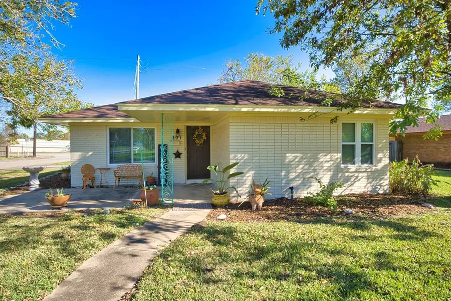 201 Mimosa ST, Lake Jackson, TX 77566