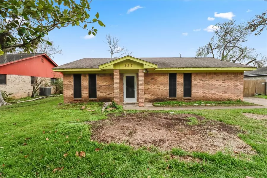 227 Barbara DR, Clute, TX 77531