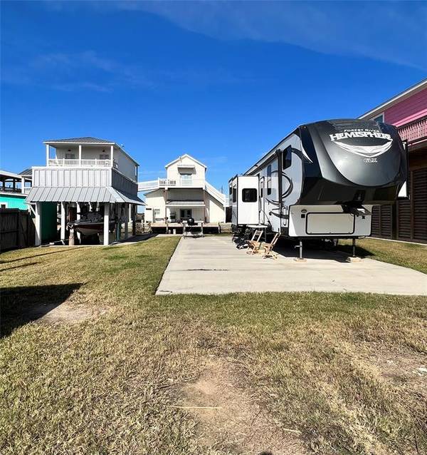 1129 Chapmans PT, Crystal Beach, TX 77650