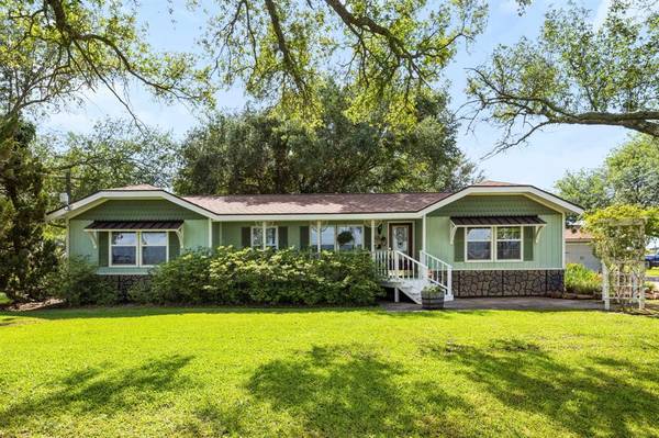 657 County Road 453,  El Campo,  TX 77437