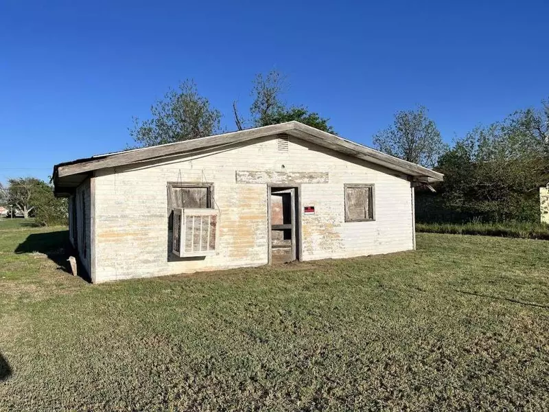 903 Mercer ST, Quanah, TX 79252