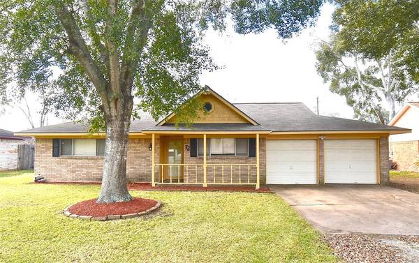 32 N Kaysie ST, Angleton, TX 77515