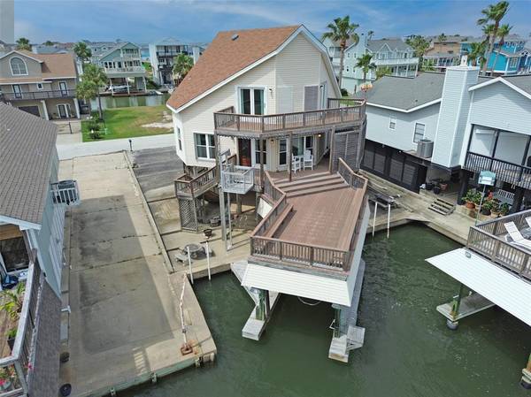 1005 Long Reach DR, Tiki Island, TX 77554