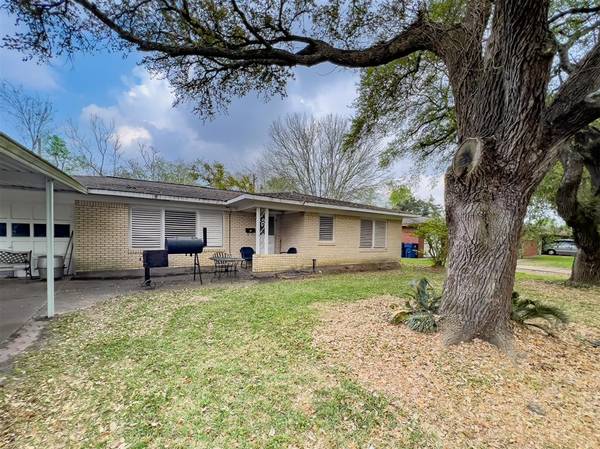 18 S Pin Oak DR, Texas City, TX 77591