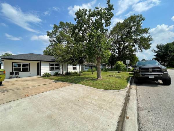 6747 Crestmont ST, Houston, TX 77033