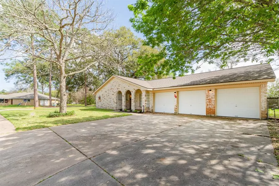 54 Nasturtium CT, Lake Jackson, TX 77566