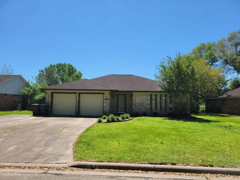 1815 Coffee ST, Alvin, TX 77511