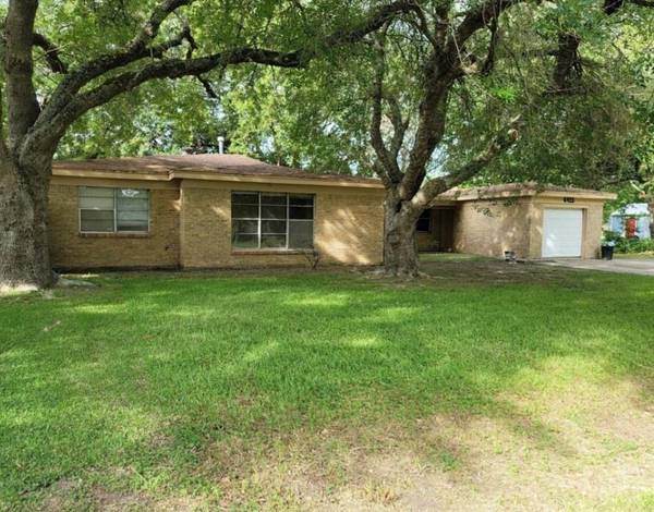 6425 N Ridgecrest DR, Hitchcock, TX 77563