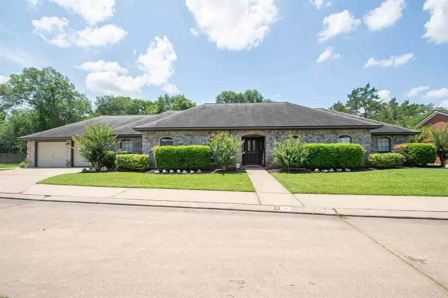 11 Cay CT, Angleton, TX 77515