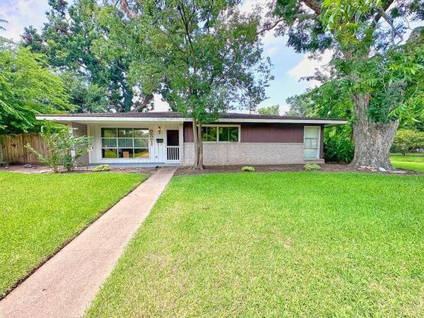 221 Carnation ST, Lake Jackson, TX 77566