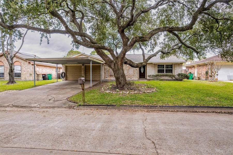 1302 Coyote LN, Baytown, TX 77521