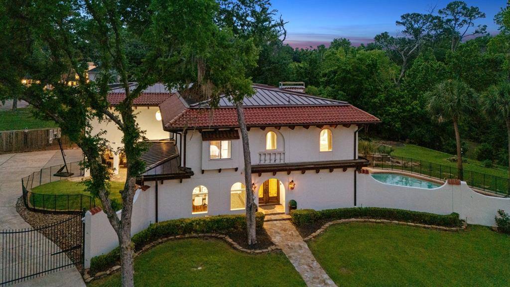 2 Warrenton DR, Houston, TX 77024
