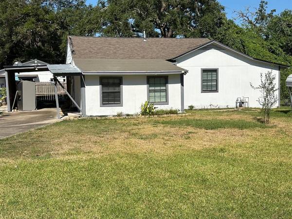 1272 Pecan ST, Clute, TX 77531