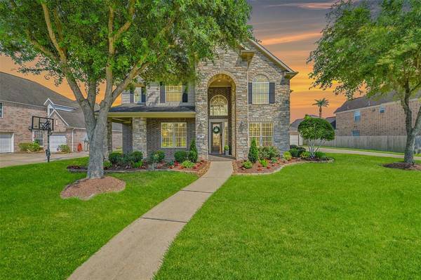 216 Mesquite Falls LN, Friendswood, TX 77546