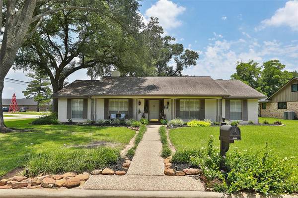 610 Inwood ST, Tomball, TX 77375