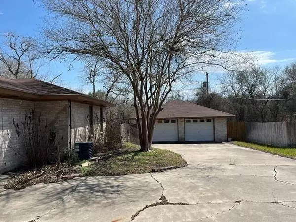 Beeville, TX 78102,16 Encino Loma