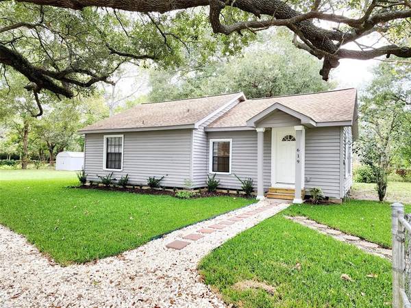 619 Akers ST, Angleton, TX 77515