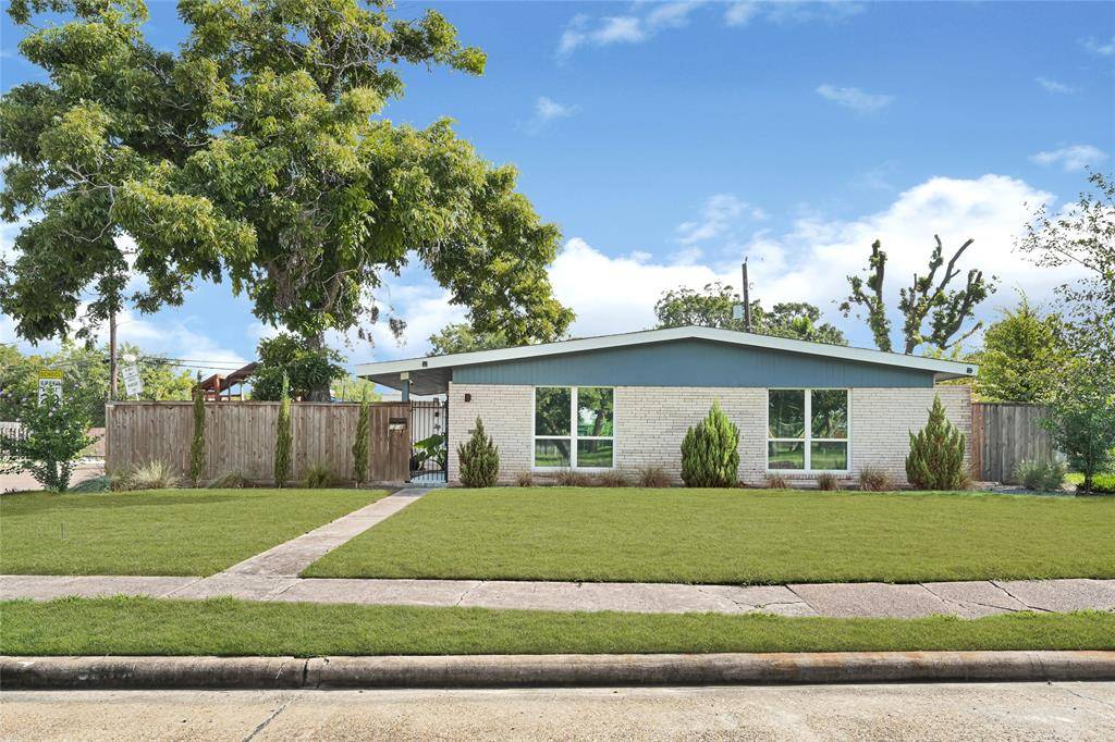 5234 Saxon DR, Houston, TX 77092