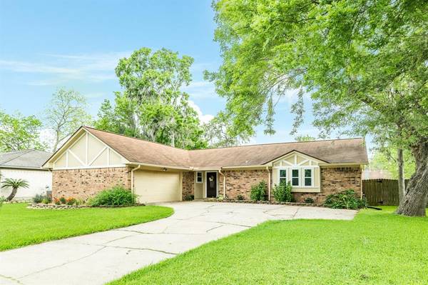 218 Dogwood ST, Lake Jackson, TX 77566