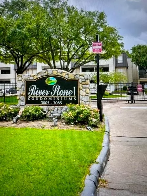 Houston, TX 77042,3085 Walnut Bend LN #33