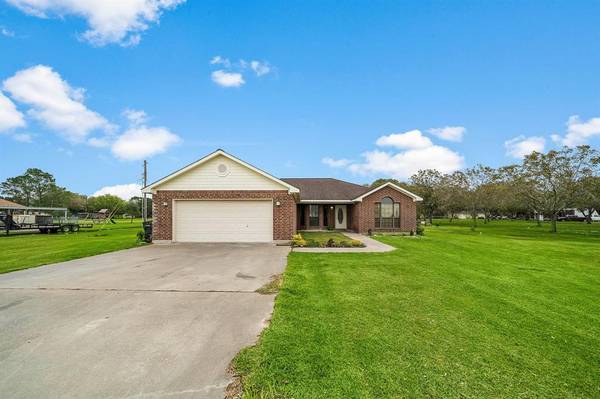 303 Whitewing TRL, El Campo, TX 77437