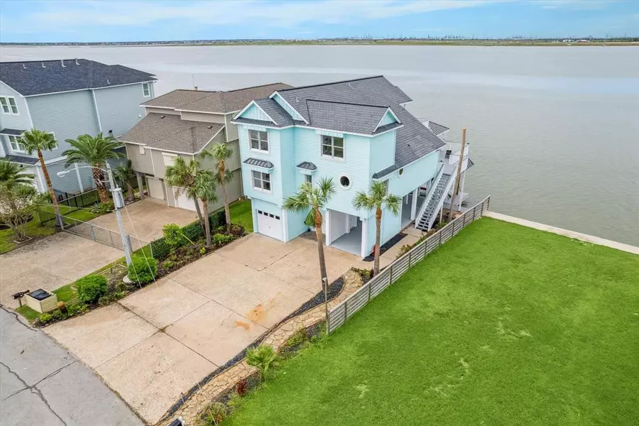 1322 Outrigger, Tiki Island, TX 77554