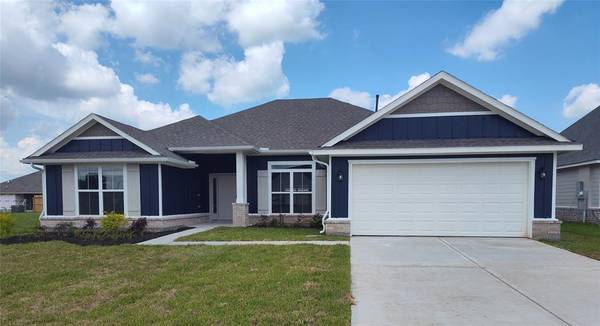 3 Gemstone CT, Angleton, TX 77515