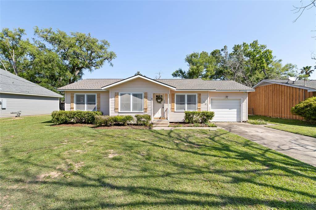 228 Hargett ST, Clute, TX 77531