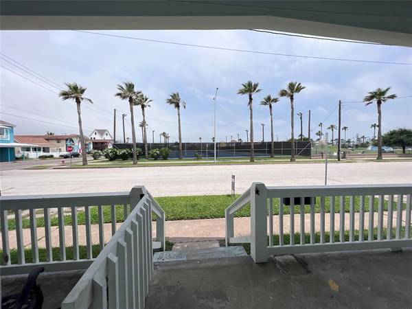 2107 28th ST, Galveston, TX 77550