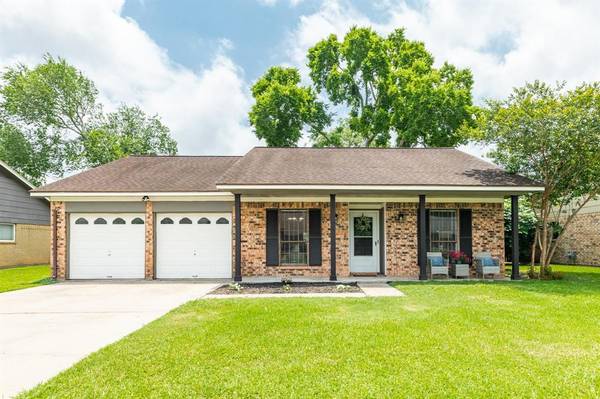 638 Dogwood ST, Lake Jackson, TX 77566