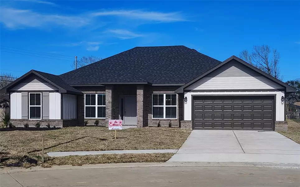 10 Gemstone CT, Angleton, TX 77515