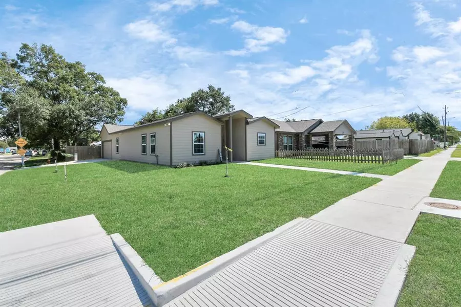 3004 Bond ST, Pasadena, TX 77503